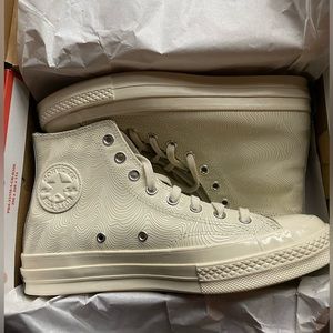 Converse Leather high top Size 8 womens/ mens 6